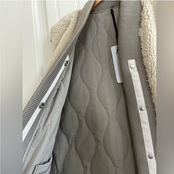 Varley Covey Reversible Quilt Gilet VEST
NWT
Size medium - Picture 4 of 14